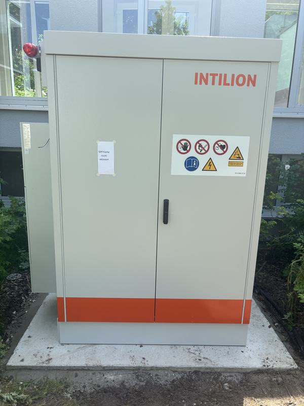 Geschlossener Batteriespeicherschrank INTILION im Innenhof.