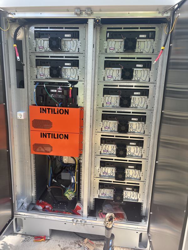 Geöffneter Speicherschrank mit Batteriemodulen in zwei Racks.